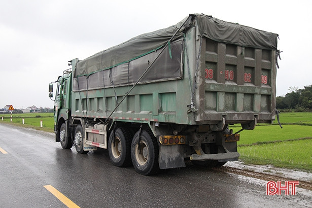 Tài xế khóa cửa xe tải bỏ đi khi bị yêu cầu kiểm tra tải trọng