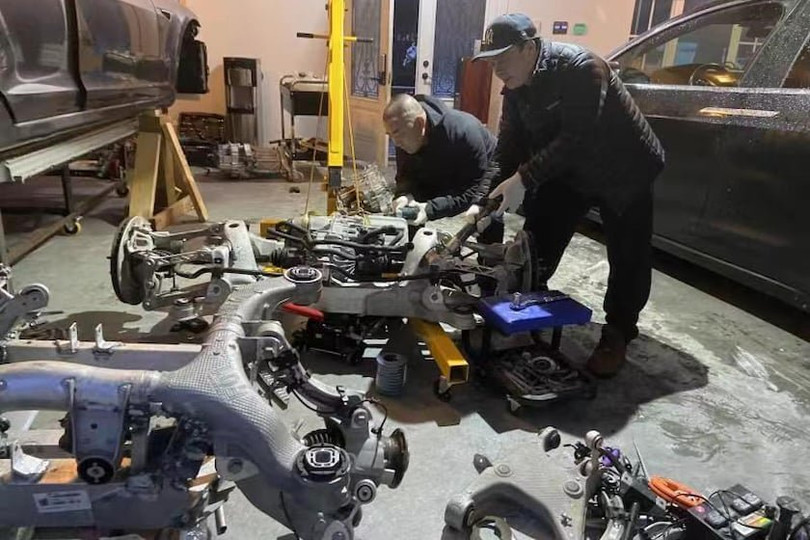 Thợ máy tự tay biến xe siêu sang Rolls-Royce Wraith thành ôtô điện