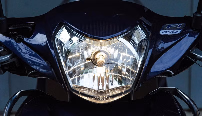 Tại sao đèn xe máy sáng yếu và nguyên nhân