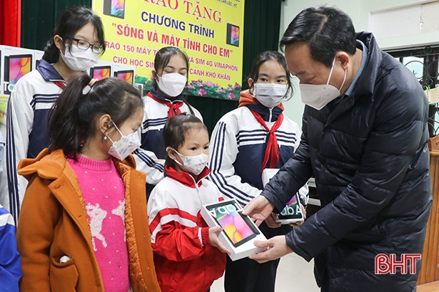 Trao tặng 150 máy tính bảng hỗ trợ học sinh có hoàn cảnh khó khăn ở Can Lộc