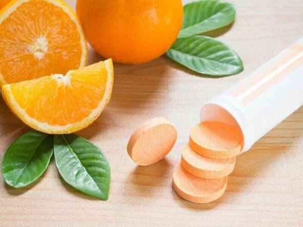 Tin đồn uống vitamin C, nước dừa làm bệnh COVID lâu khỏi có đúng không?