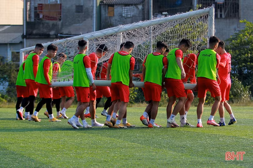 Hồng Lĩnh Hà Tĩnh và Hải Phòng tập luyện chuẩn bị cho trận khai màn V.League 2022