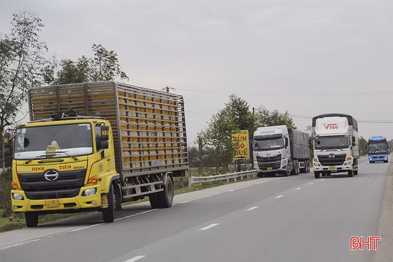 Xe tải đậu trên quốc lộ 1 đoạn qua Can Lộc gây mất an toàn giao thông