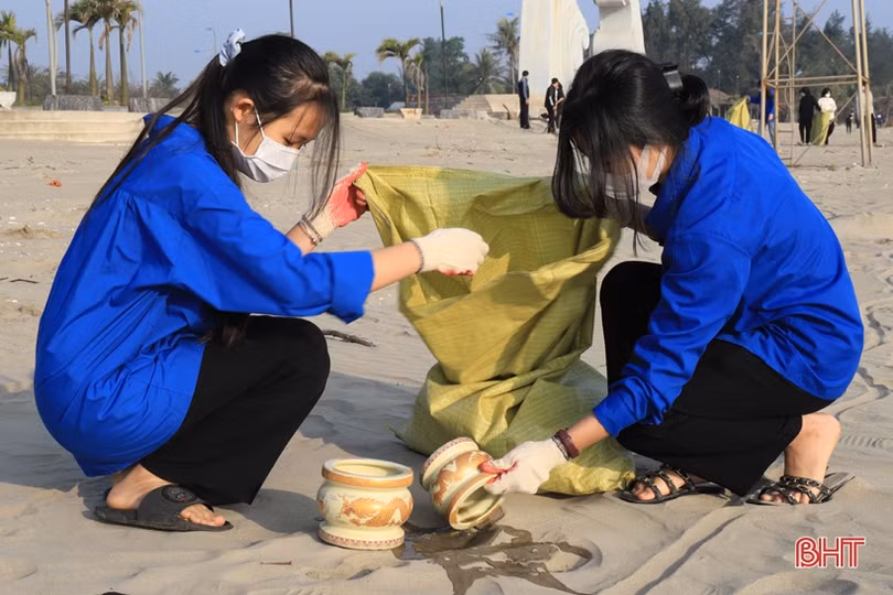 Đoàn viên thanh niên Nghi Xuân ra quân vệ sinh môi trường, làm sạch bãi biển