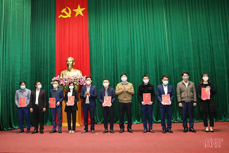 TX Kỳ Anh trao quyết định tuyển dụng cho công chức cấp xã