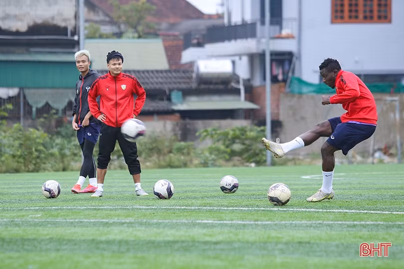 Hồng Lĩnh Hà Tĩnh vượt giá rét luyện tập, sẵn sàng xuất quân V.League 2022