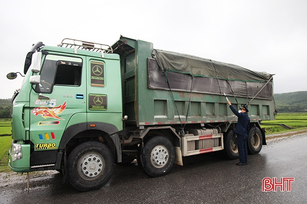 Phạt 18 triệu đồng xe quá tải, không chấp hành cân kiểm tra ảnh 4 Phạt 18 triệu đồng xe quá tải, không chấp hành cân kiểm tra