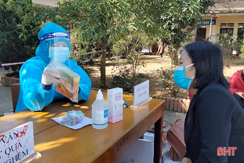 Khám, cấp phát thuốc miễn phí cho phụ nữ vùng biên khó khăn