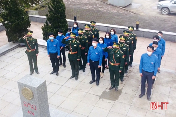 Lễ chào cờ “Tôi yêu Tổ quốc tôi” tại cột mốc vùng biên Hà Tĩnh