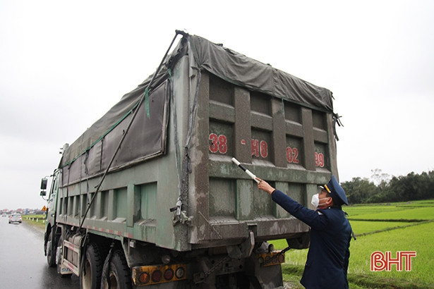 Tài xế khóa cửa xe tải bỏ đi khi bị yêu cầu kiểm tra tải trọng