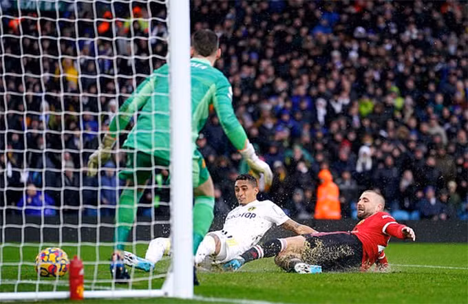 Kết quả Leeds 2-4 MU: Quỷ đỏ đại thắng thuỷ chiến