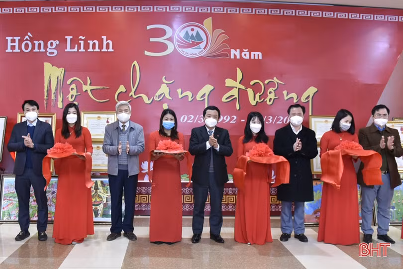 Khai mạc triển lãm “Thị xã Hồng Lĩnh - 30 năm một chặng đường”