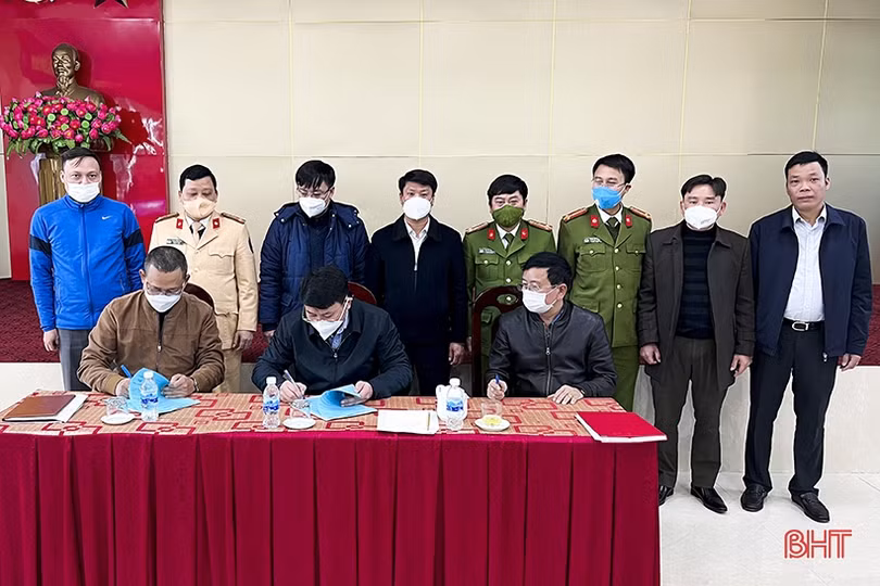 Bàn biện pháp xử lý dứt điểm tình trạng khai thác cát trái phép trên sông La