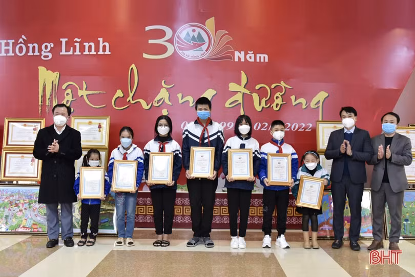 Khai mạc triển lãm “Thị xã Hồng Lĩnh - 30 năm một chặng đường”