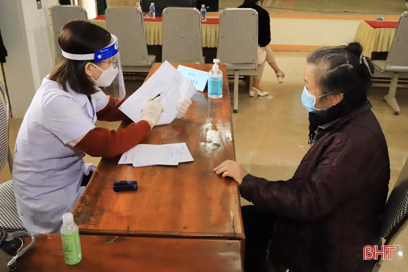 Khám, tư vấn và cấp thuốc miễn phí cho 200 người dân Nghi Xuân