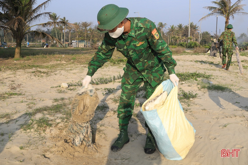 Đoàn viên thanh niên Nghi Xuân ra quân vệ sinh môi trường, làm sạch bãi biển