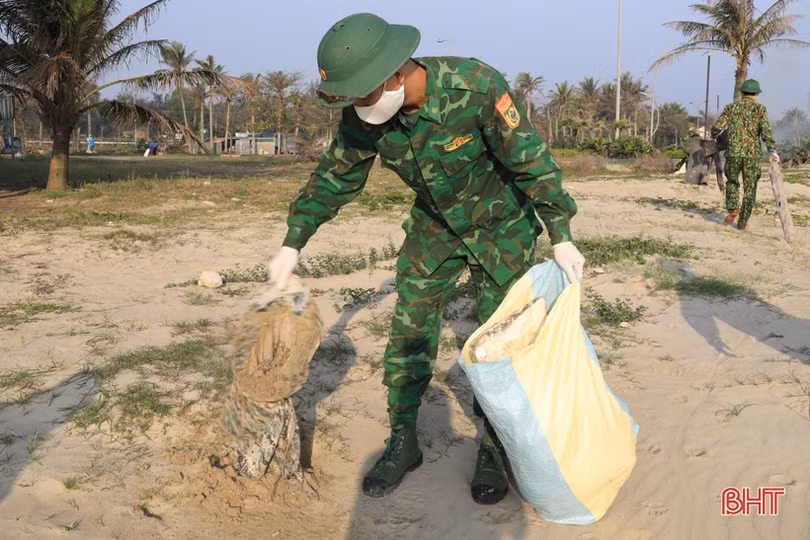 Đoàn viên thanh niên Nghi Xuân ra quân vệ sinh môi trường, làm sạch bãi biển
