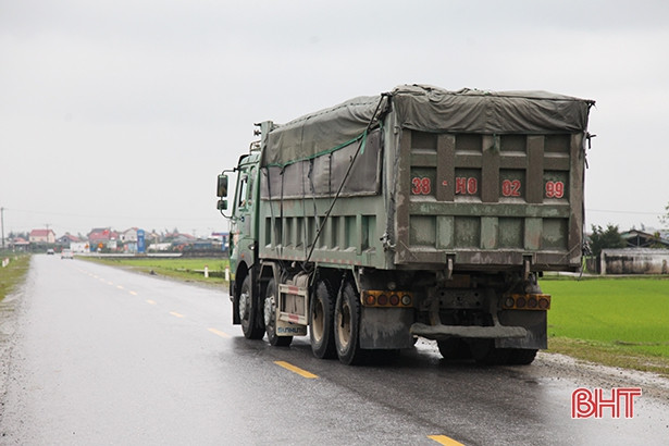 Tài xế khóa cửa xe tải bỏ đi khi bị yêu cầu kiểm tra tải trọng