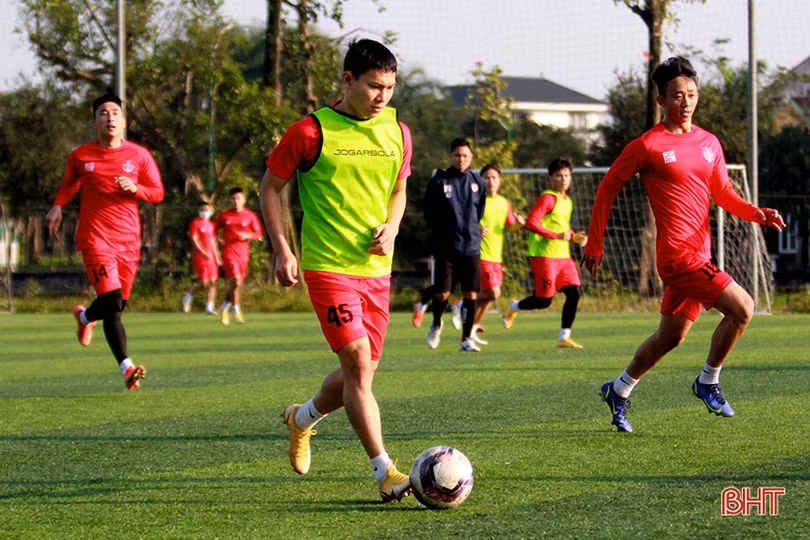 Hồng Lĩnh Hà Tĩnh và Hải Phòng tập luyện chuẩn bị cho trận khai màn V.League 2022