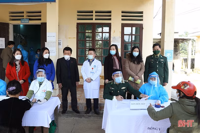 Khám, cấp phát thuốc miễn phí cho phụ nữ vùng biên khó khăn