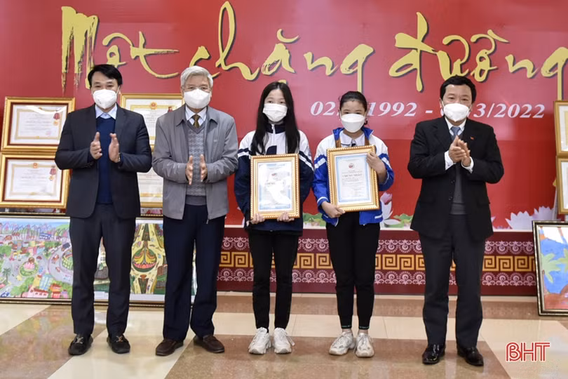 Khai mạc triển lãm “Thị xã Hồng Lĩnh - 30 năm một chặng đường”