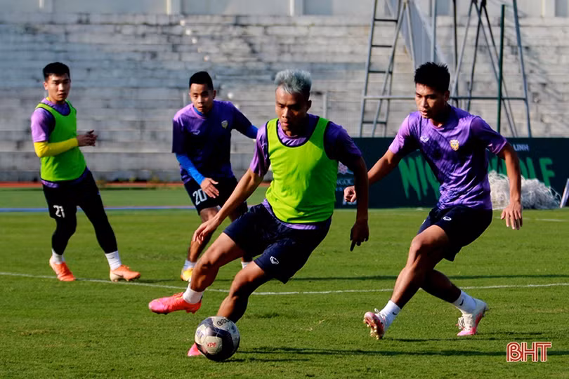Hồng Lĩnh Hà Tĩnh và Hải Phòng tập luyện chuẩn bị cho trận khai màn V.League 2022