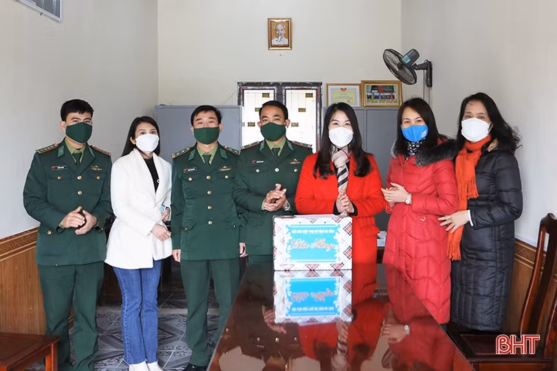 Khám, cấp phát thuốc miễn phí cho phụ nữ vùng biên khó khăn