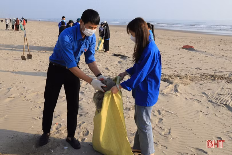 Đoàn viên thanh niên Nghi Xuân ra quân vệ sinh môi trường, làm sạch bãi biển
