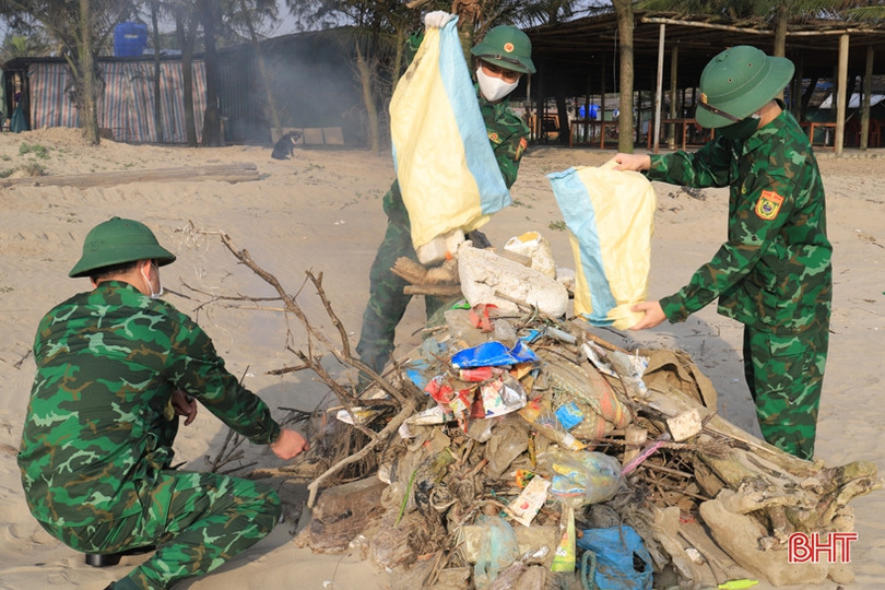 Đoàn viên thanh niên Nghi Xuân ra quân vệ sinh môi trường, làm sạch bãi biển