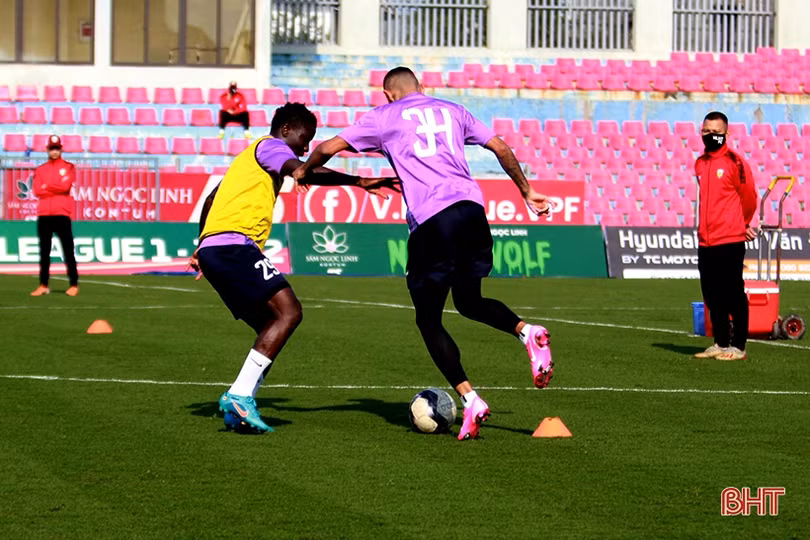 Hồng Lĩnh Hà Tĩnh và Hải Phòng tập luyện chuẩn bị cho trận khai màn V.League 2022
