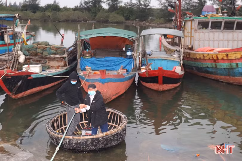 Ngư dân Hà Tĩnh tranh thủ vươn khơi những ngày biển ấm