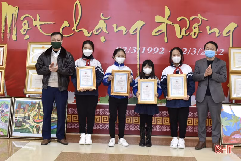 Khai mạc triển lãm “Thị xã Hồng Lĩnh - 30 năm một chặng đường”