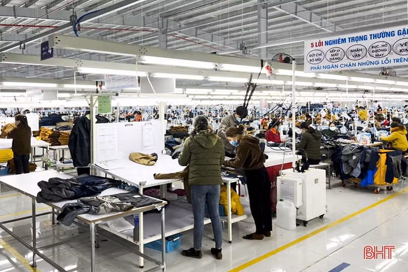 Gần 1.000 công nhân Công ty Apparetech Đức Thọ đi làm trở lại