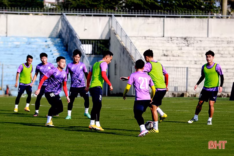 Hồng Lĩnh Hà Tĩnh và Hải Phòng tập luyện chuẩn bị cho trận khai màn V.League 2022