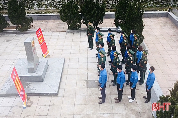 Lễ chào cờ “Tôi yêu Tổ quốc tôi” tại cột mốc vùng biên Hà Tĩnh