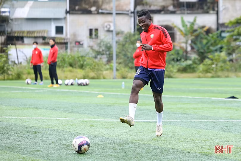 Hồng Lĩnh Hà Tĩnh vượt giá rét luyện tập, sẵn sàng xuất quân V.League 2022