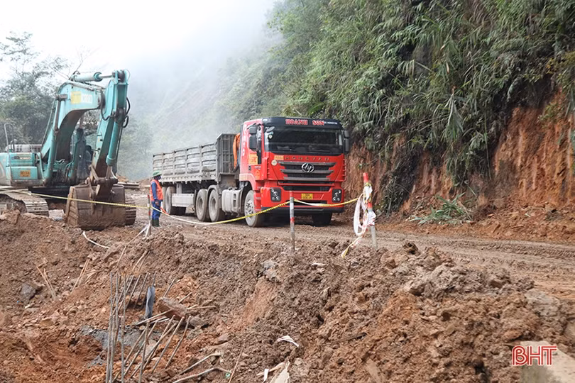 Vì sao đường lên Cửa khẩu Cầu Treo Hà Tĩnh tiềm ẩn nguy cơ tai nạn?