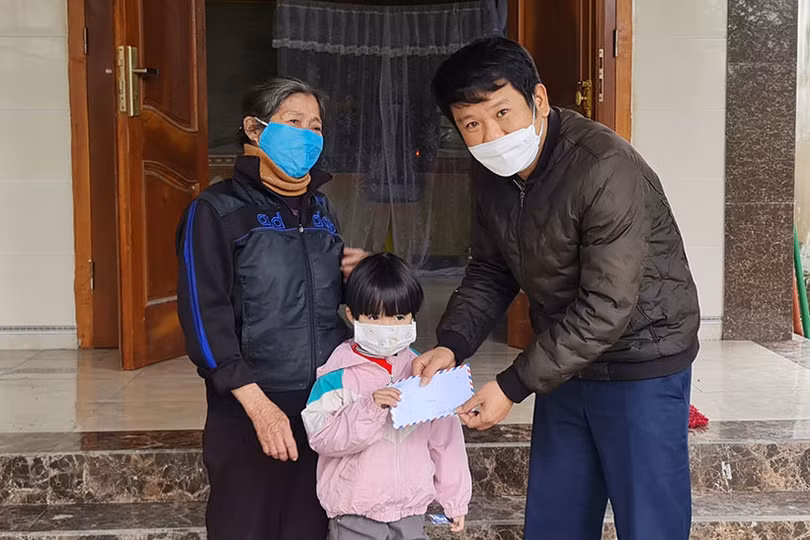 Công ty TNHH Xăng dầu Giang Nam trao quà cho cháu bé mồ côi ở Nghi Xuân