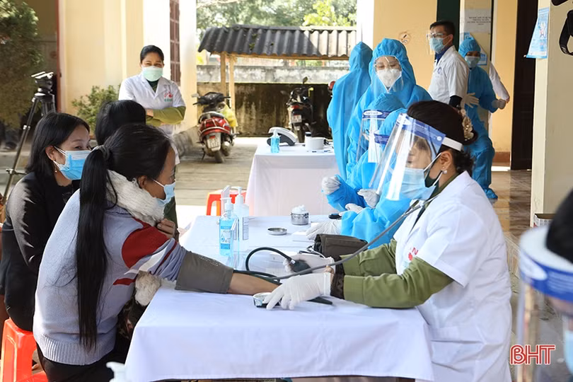 Khám, cấp phát thuốc miễn phí cho phụ nữ vùng biên khó khăn