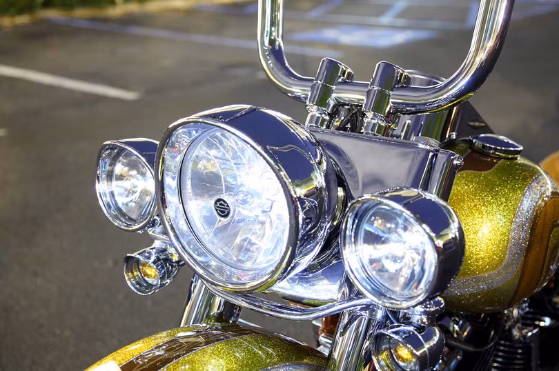 Tại sao đèn xe máy sáng yếu và nguyên nhân