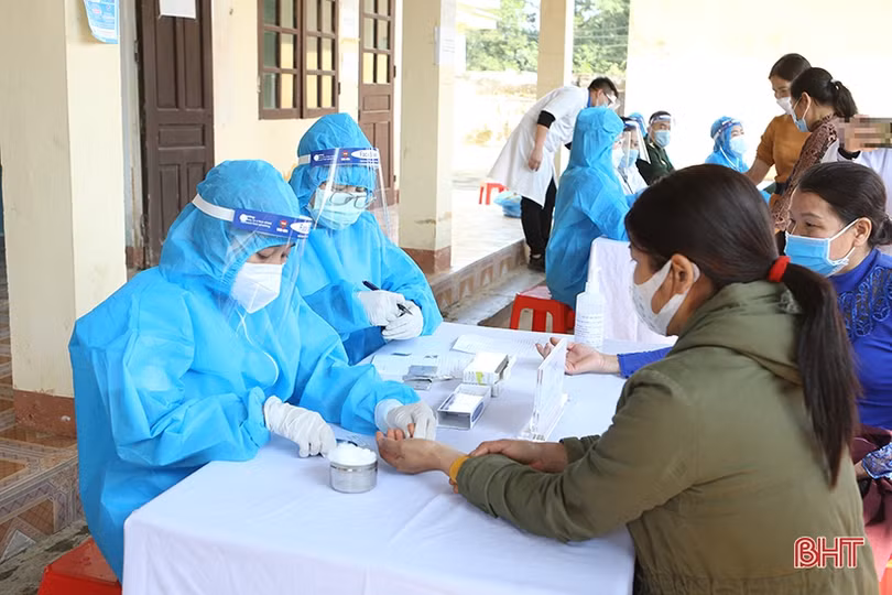 Khám, cấp phát thuốc miễn phí cho phụ nữ vùng biên khó khăn