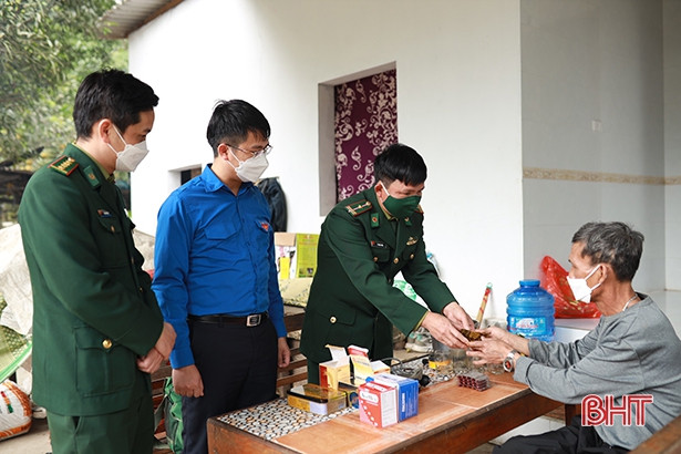 Lễ chào cờ “Tôi yêu Tổ quốc tôi” tại cột mốc vùng biên Hà Tĩnh