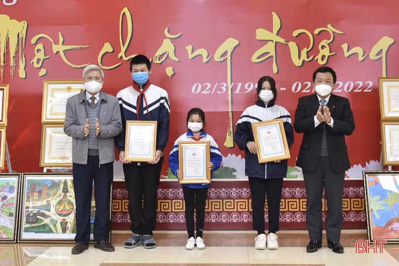 Khai mạc triển lãm “Thị xã Hồng Lĩnh - 30 năm một chặng đường”