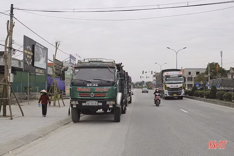Xe tải đậu trên quốc lộ 1 đoạn qua Can Lộc gây mất an toàn giao thông
