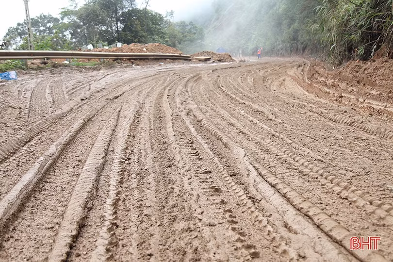 Vì sao đường lên Cửa khẩu Cầu Treo Hà Tĩnh tiềm ẩn nguy cơ tai nạn?