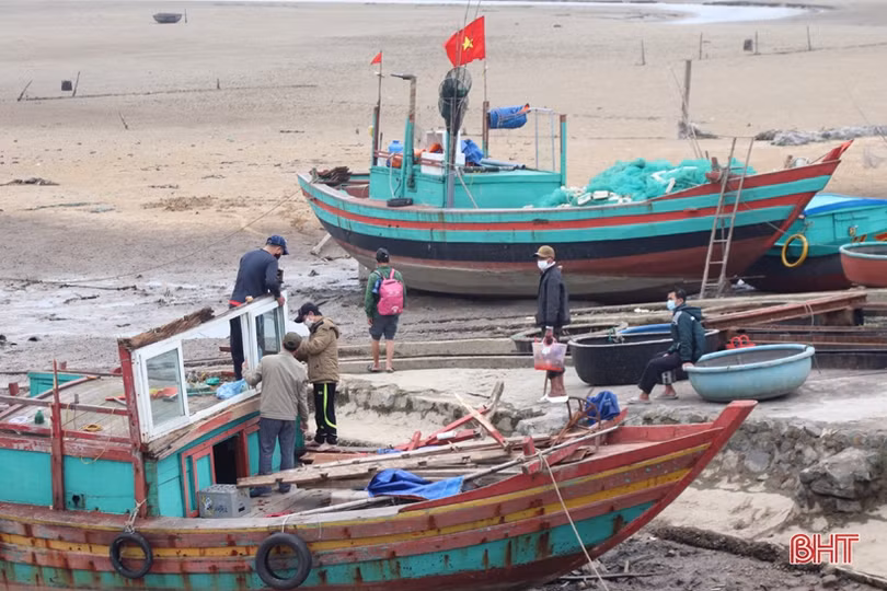 Ngư dân Hà Tĩnh tranh thủ vươn khơi những ngày biển ấm