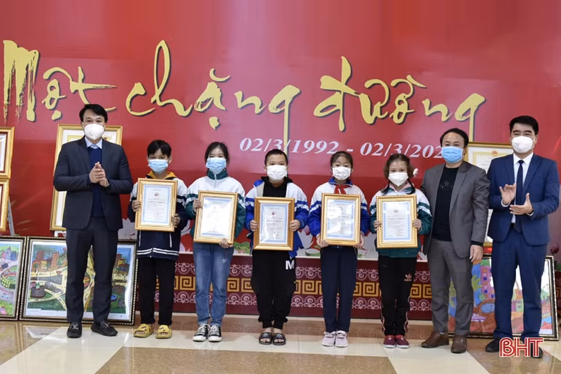 Khai mạc triển lãm “Thị xã Hồng Lĩnh - 30 năm một chặng đường”