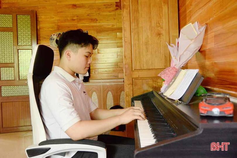 Sau mỗi giờ học căng thẳng, Tuấn Anh lại tìm đến với những bản nhạc yêu thích. 2.jpg
