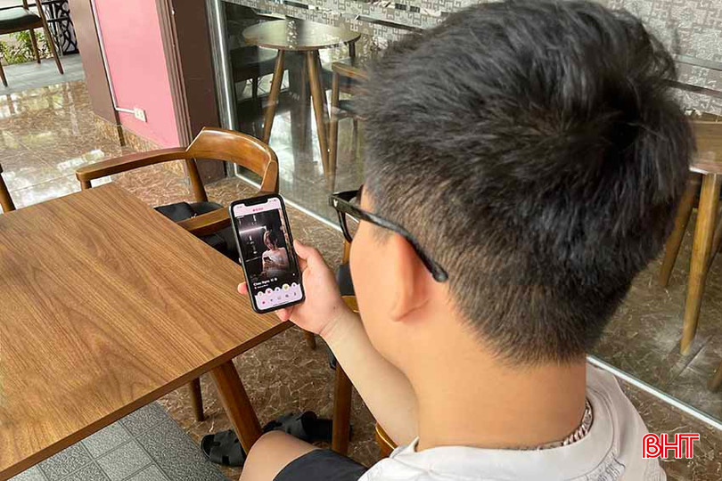 Quân thường chọn những tấm ảnh cá nhân bắt mắt, bộc lộ rõ sở trường để tạo hồ sơ Tinder. e2.jpg