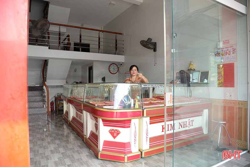 Cửa hàng Vàng bạc Kim Nhật trang bị các loại kính cường lực loại dày từ cửa đến hệ thống tủ trưng bày. v2.jpg